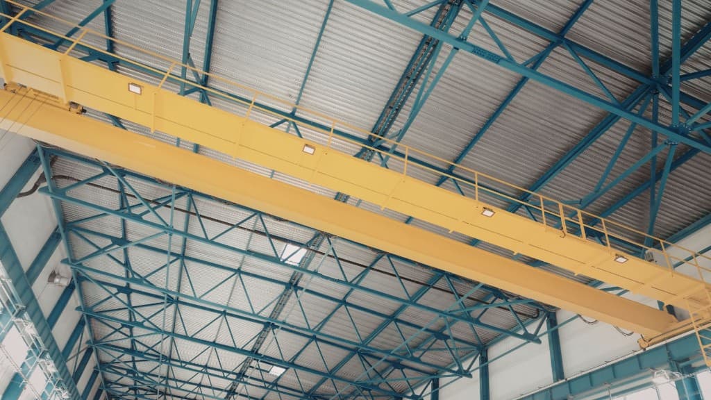 Construcción industrial y grúa en nave logística